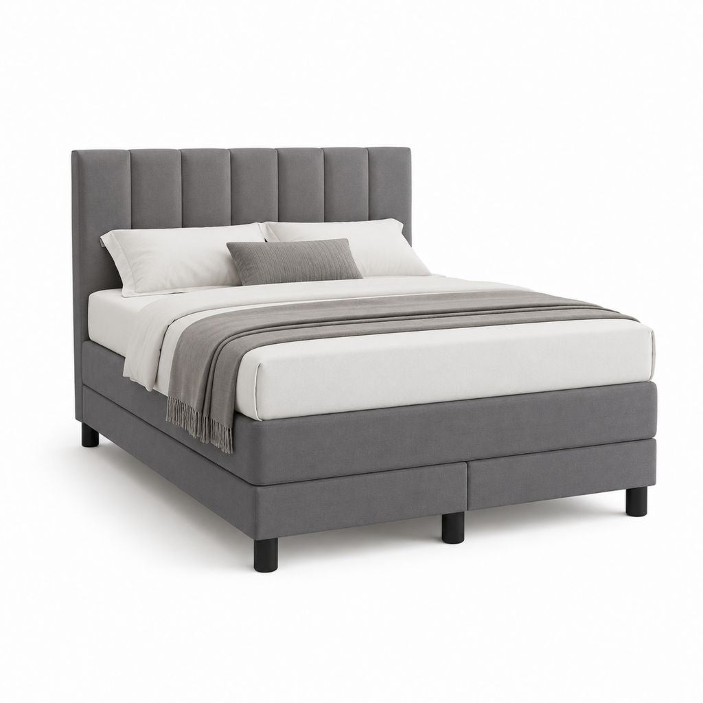Letto matrimoniale imbottito 160 x 200 cm in tessuto grigio con testiera a pannelli verticali, 215 x 170 x 120 cm